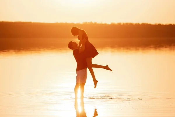 Silueta Zamilovaného Páru Tančí Cákancemi Vodě Jezera Paprscích Oranžového Západu — Stock fotografie