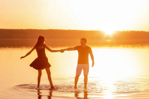 Silhouette Couple Love Dances Splashes Water Lake Rays Orange Sunset — Stock fotografie