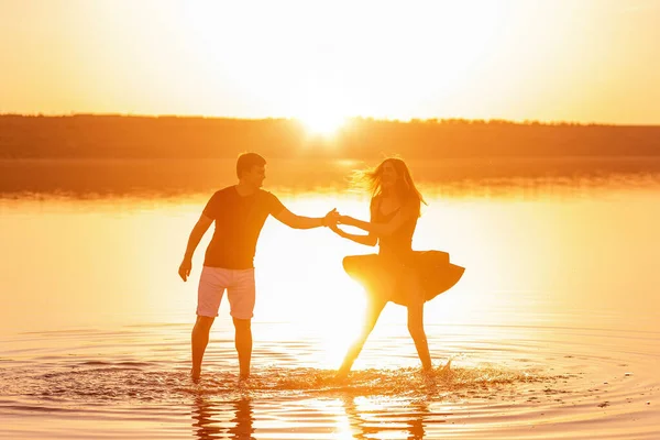 Silhouette Couple Love Dances Splashes Water Lake Rays Orange Sunset — Stock fotografie