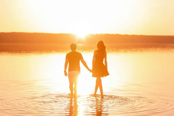 Silhouette Couple Love Man Holds Woman Hand Walk Water Lake — стоковое фото