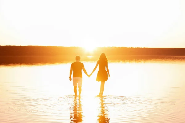 Silhouette Couple Love Man Holds Woman Hand Walk Water Lake — Fotografia de Stock