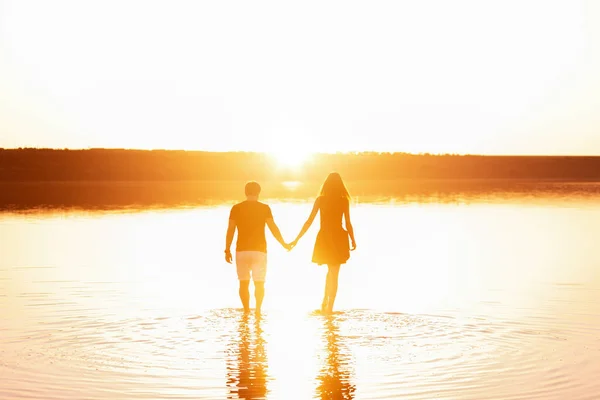 Silhouette Couple Love Man Holds Woman Hand Walk Water Lake — ストック写真