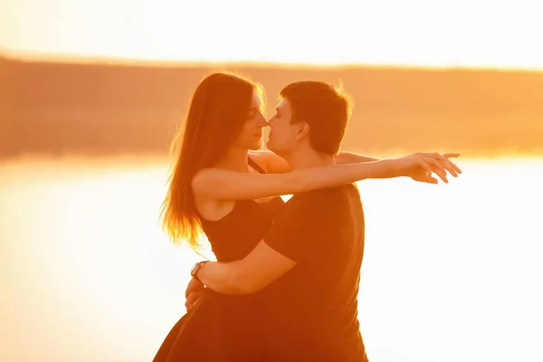 Close Portrait Silhouette Loving Couple Rays Orange Sunset Lovers Hug — Photo