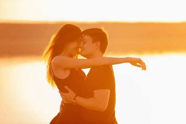 Close Portrait Silhouette Loving Couple Rays Orange Sunset Lovers Hug — Stock fotografie