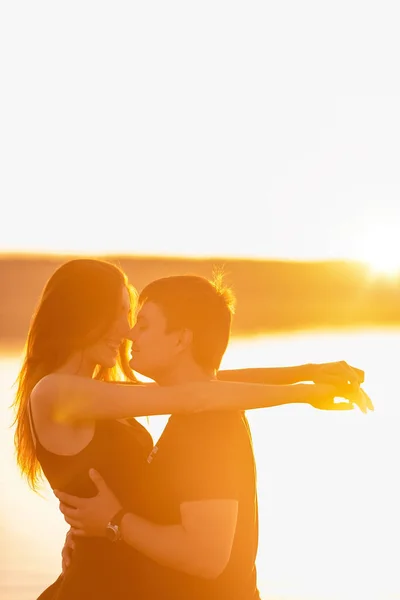 Close Portrait Silhouette Loving Couple Rays Orange Sunset Lovers Hug — Stok fotoğraf