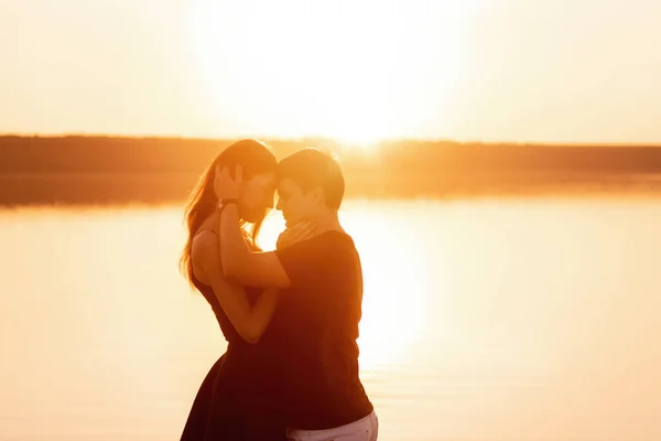 Close Portrait Silhouette Loving Couple Rays Orange Sunset Lovers Hug — Stock fotografie