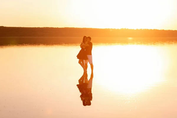 Loving Couple Looks Each Other Hugs Kisses Standing Water Lake — Stock fotografie