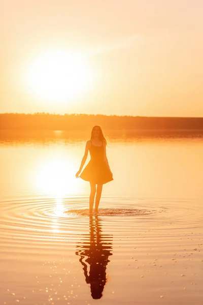 Silhouette Young Woman Airy Black Dress Water Lake Sky Reflection — Stok fotoğraf