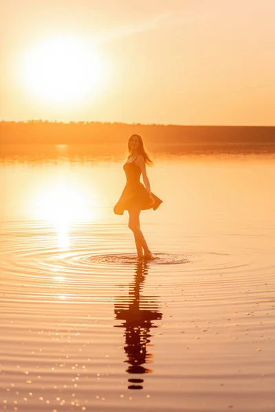 Silhouette Young Woman Airy Black Dress Water Lake Sky Reflection — Stok fotoğraf