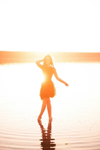 Bright Sunny Silhouette Young Woman Airy Black Dress Water Lake — Foto de Stock