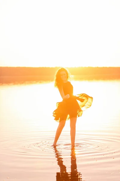 Яскравий Сонячний Силует Молодої Жінки Повітряній Чорній Сукні Воді Озера — стокове фото
