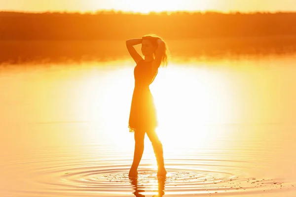 Яркий Солнечный Силуэт Молодой Женщины Воздушном Черном Платье Воде Озера — стоковое фото