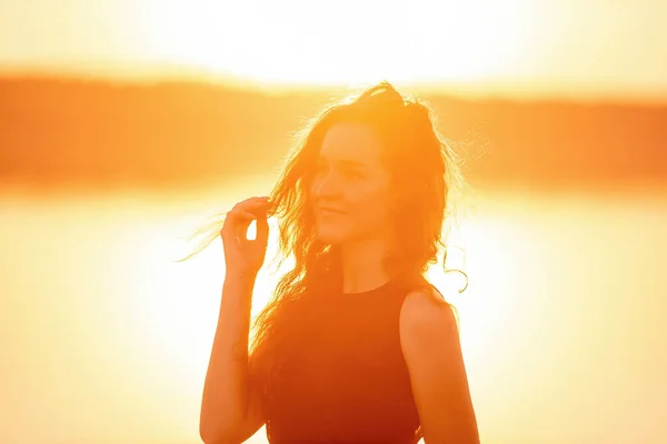 Retrato Cerca Silueta Una Chica Rizada Libre Viento Cabello Movimientos —  Fotos de Stock