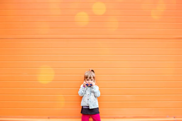 Little Stylish Girl Sunglasses Craft Bags Shopping Trip Orange Background — Stockfoto