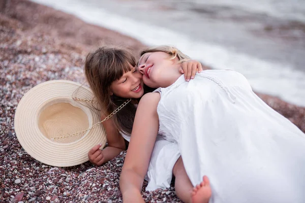 Мати Тисячоліття Дочкою Обманює Навколо Розважаючись Піску Пляжу Морі Маленька — стокове фото