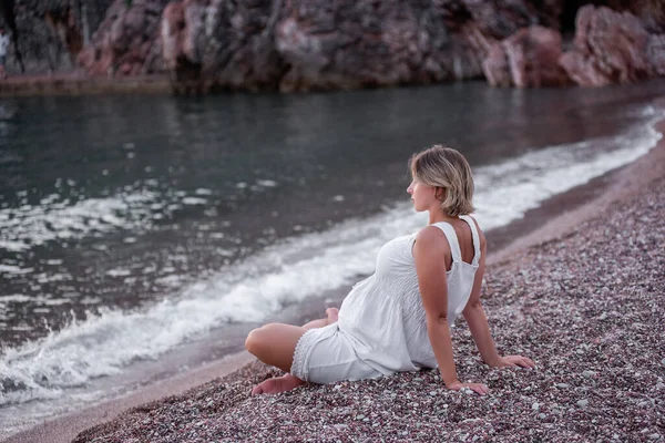 Una Mujer Embarazada Vestido Blanco Está Descansando Una Posición Loto — Foto de Stock