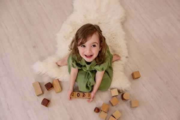 Widok Góry Dziewczyny Która Trzyma Drewniane Kostki Liczbami 2023 Rękach — Zdjęcie stockowe