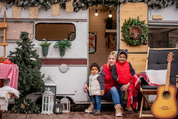 Madre Caucásica Juega Divertirse Con Niños Afroamericanos Puerta Casa Remolque —  Fotos de Stock