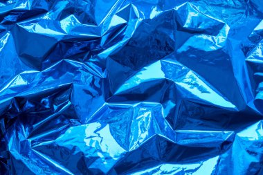 Renkli mavi arka plan. Buruşuk, kıvrımlı folyo dokusu.