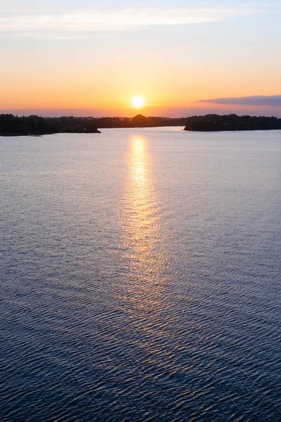 Pôr-do-sol colorido brilhante sobre o rio Daugava. Paisagem natural — Fotografia de Stock