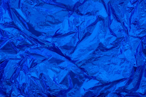 모노크롬 블루, 무너지는 무지개 빛깔의 금속 호일 질감. — 스톡 사진