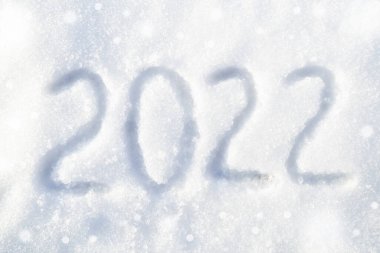 Beyaz kar yüzeyindeki odaksız ışıklar ve yazıt 2022.