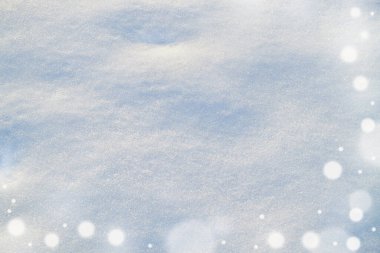 Kışın sönmüş ışıklarla kar yüzeyi.