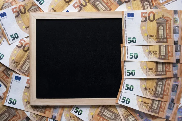 Contesto di 50 banconote in euro. Telaio da clarkboard nero — Foto Stock