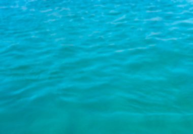 Bulanık su mavisi su yüzeyi. Canlı, parlak dalga dokusu.