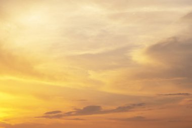 Gün batımında parlak, renkli bir gökyüzü. Turuncu, sarı bulutlar.