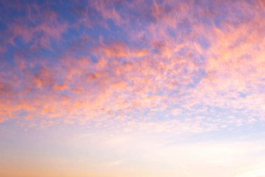 Bulanık gün batımı. Parlak, aydınlık, doymuş, yumuşak, soyut arkaplan