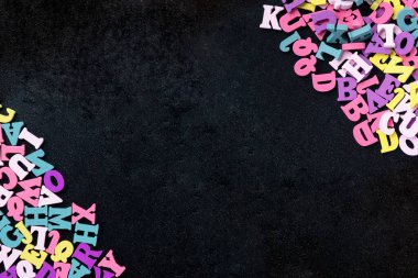 Köşesinde harfler olan tebeşir tahtası. Üst manzara, düz uzanma.