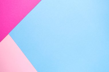 Açık mavi kağıt zemin, açık pembe ve neon fuşya rengi köşeli. Geometrik şekiller, şekiller, çizgiler. Çok renkli soyut düz konum. Boşluğu kopyala, üst görünüm.