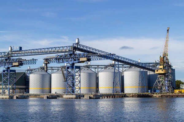 Баки и трубы для хранения нефти на нефтяном терминале. Производство биодизеля в Вентспилсе, Латвия