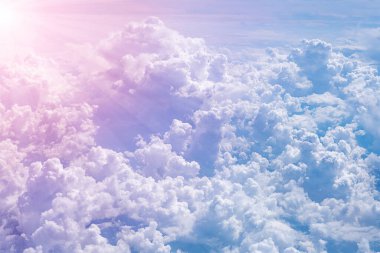 Bulutların üzerinde güneş ışınları olan bir arka plan. Uçak penceresinden hava görüntüsü.