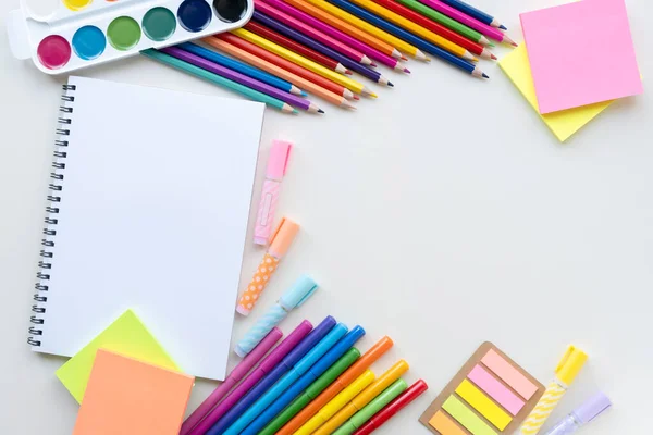 Vuelta Concepto Escolar Lápices Pinturas Marcadores Otros Artículos Papelería Sobre — Foto de Stock