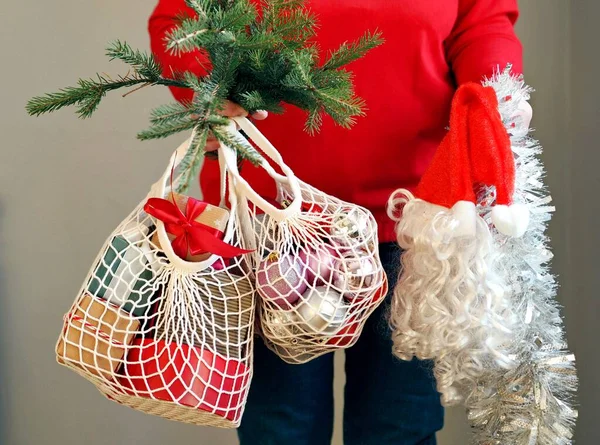 크리스마스 크리스마스 명절과 준비중이야 가문비나무 가지가 주머니에 식품을 구입하였다 — 스톡 사진