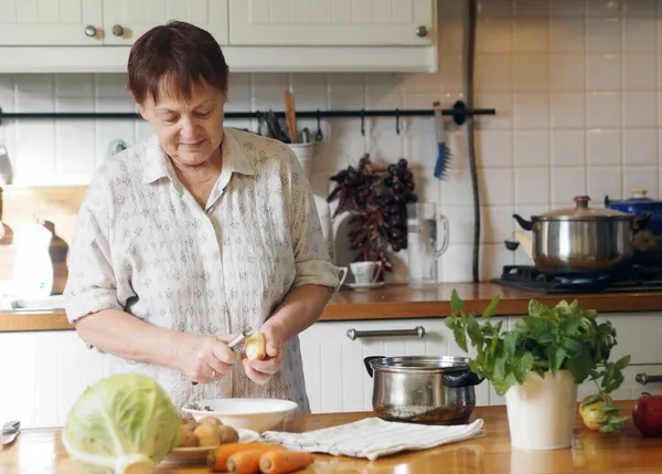 Здоровая Домашняя Еда Жизнь Пожилых Людей Пенсионер Кухне Готовит Суп Лицензионные Стоковые Фото