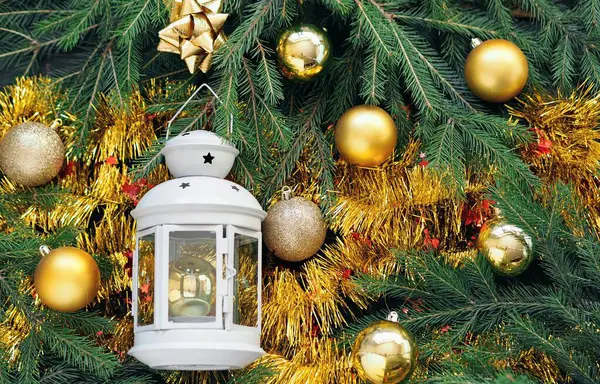 Lanterna Natalizia Tra Fili Oro Sui Rami Dell Abete Natale — Foto Stock