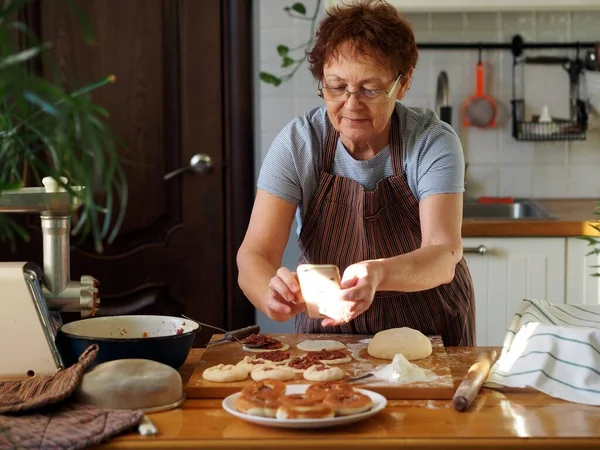 Ritratto Una Donna Anziana Attiva Che Cucina Cucina Fotografa Suoi — Foto Stock