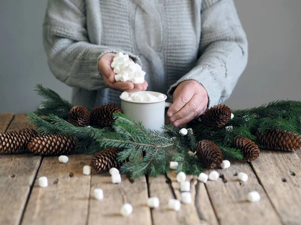 Processus Décoration Une Maison Pour Noël Branche Sapin Mini Guimauves — Photo