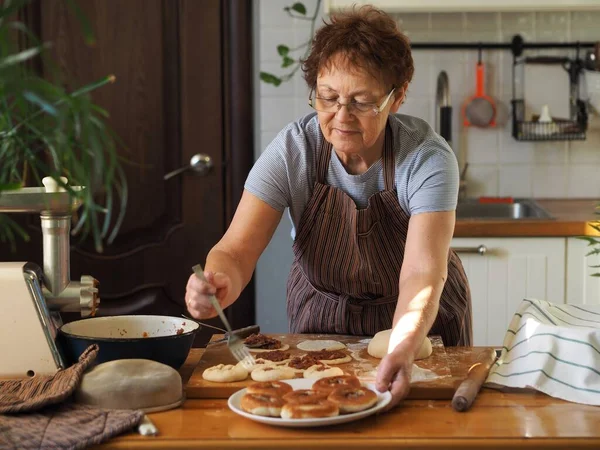 Портрет Активной Пожилой Женщины Готовящей Кухне Бабушка Приготовила Вкусную Выпечку Стоковое Фото