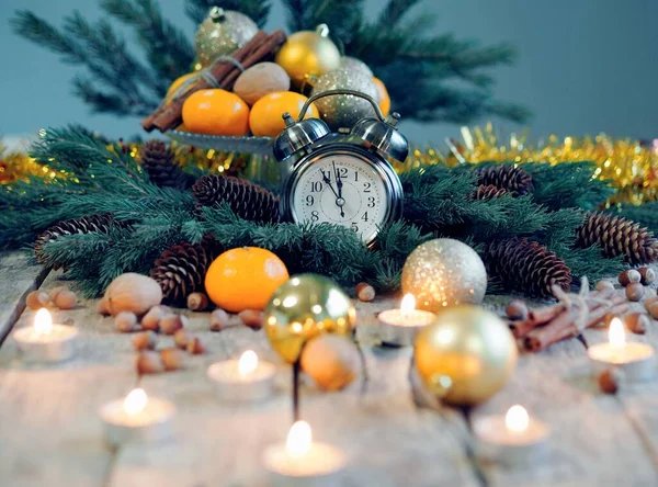 Weihnachtsdekoration Mit Alten Weckern Tannenzweigen Naturnüssen Und Kerzen Natürlicher Holzhintergrund — Stockfoto