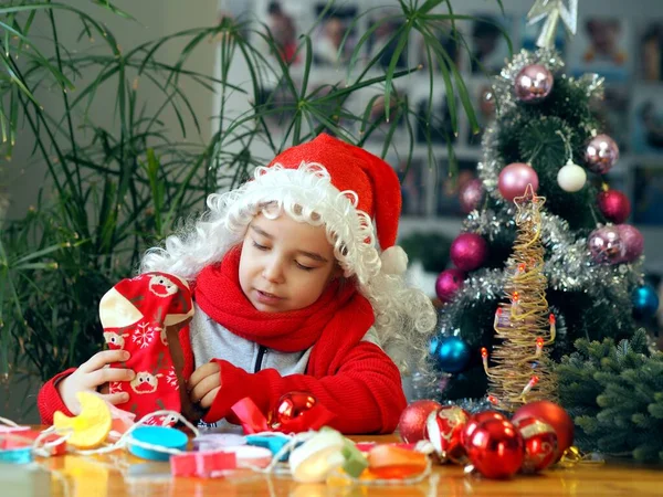 Niña Santa Claus Sombrero Regocija Juega Con Bolas Navidad Perro —  Fotos de Stock