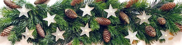 Weihnachtskarte Bildschirmschoner Oder Grußkarte Weißer Holzhintergrund Mit Ausgekleideten Natürlichen Fichtenzweigen — Stockfoto