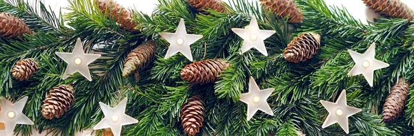 Kerstkaart Screensaver Wenskaart Witte Houten Achtergrond Met Gevoerde Natuurlijke Sparren — Stockfoto