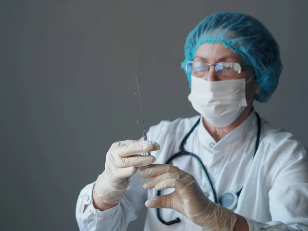 Foto Van Een Oudere Vrouwelijke Arts Een Masker Uniform Die — Stockfoto