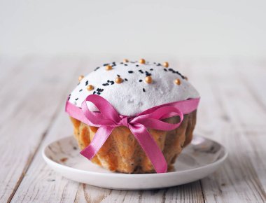 Paskalya Pazar 'ı için hafif arka planda, kurdelelerle süslenmiş ev yapımı şenlikli pastalar..