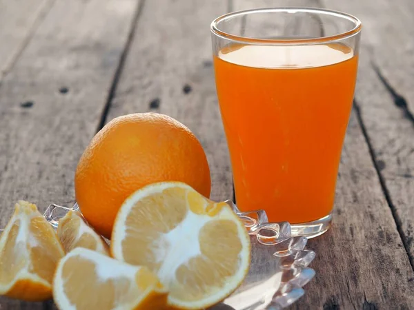 Čerstvé a sušené pomerančové ovoce s koktejlovou šťávou na dřevěném rustikálním pozadí. Kopírovat prostor. — Stock fotografie