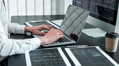 Ofiste kodlama programı yazılım bilgisayarı üzerinde çalışan geliştirici programcısı, web sitesi yazma ve geliştirme veritabanı teknolojisi.